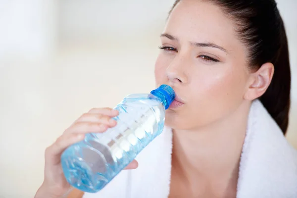 Gehydrateerd Blijven Een Training Jonge Vrouw Die Water Drinkt Een — Stockfoto