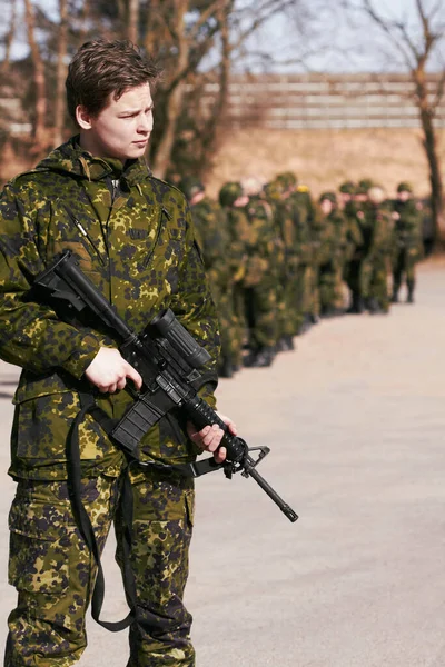 Står Högt Soldat Står Med Ett Gevär Och Hans Medsoldater — Stockfoto