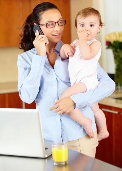 She Makes Balancing Work Home Look Easy Happy Looking Single — Stock Photo, Image