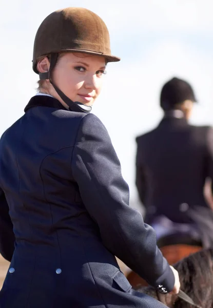 Listo Para Largo Viaje Retrato Una Joven Jinete Montado Caballo —  Fotos de Stock