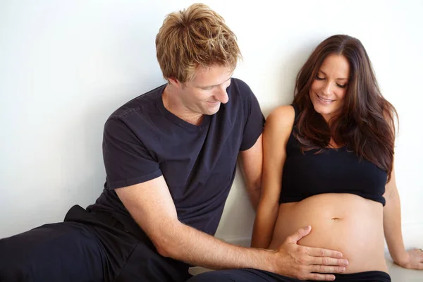 Velká Očekávání Šťastný Mladý Muž Dotýká Své Těhotné Manželky Břicho — Stock fotografie
