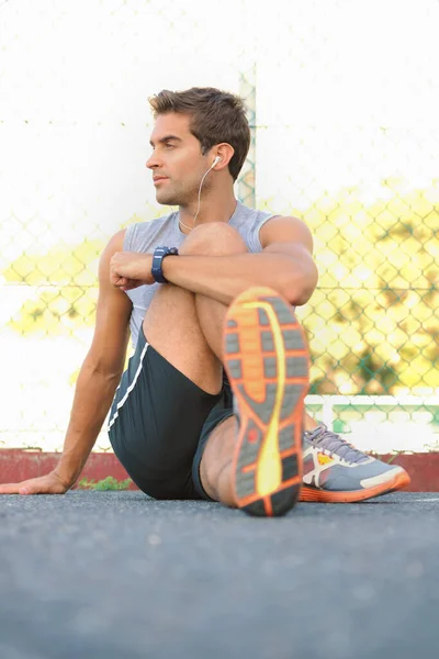 Aquecimento Para Prevenir Cãibras Musculares Jovem Atleta Bonito Esticando Pernas — Fotografia de Stock