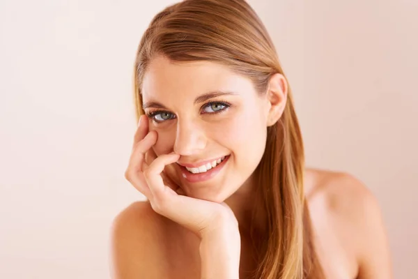 Taking Care Her Skin Second Nature Studio Portrait Attractive Young — Stock Photo, Image