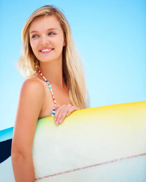 准备好抓住一些海浪 一个漂亮的金发姑娘在海滩上抱着她的冲浪板 — 图库照片