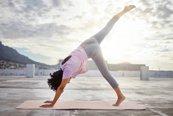 Estiramiento Equilibrio Yoga Femenino Ciudad Ejercicio Para Bienestar Salud Corporal —  Fotos de Stock