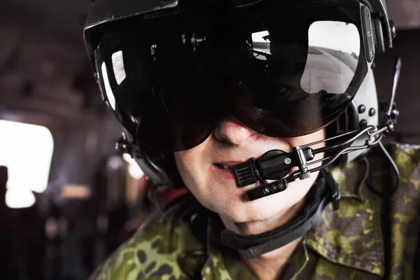 Sorrir Céu Piloto Helicóptero Usando Capacete Sorrindo Para Câmera — Fotografia de Stock