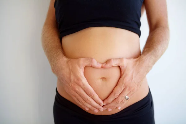 Kommer Att Älska Och Vårda Barnet Gravid Kvinnaamp039S Mage Med — Stockfoto