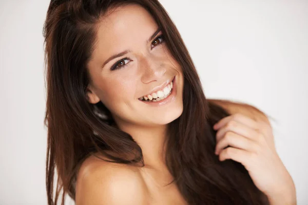 Geen Cosmetica Voor Schoonheid Zoals Geluk Een Mooie Brunette — Stockfoto