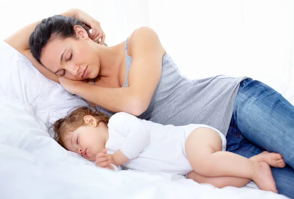 Dormire Con Suo Bambino Sicuro Suo Fianco Una Madre Una — Foto Stock