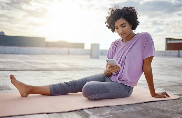 Telefono Yoga Donna Che Navigano Sui Social Media Mentre Sono — Foto Stock