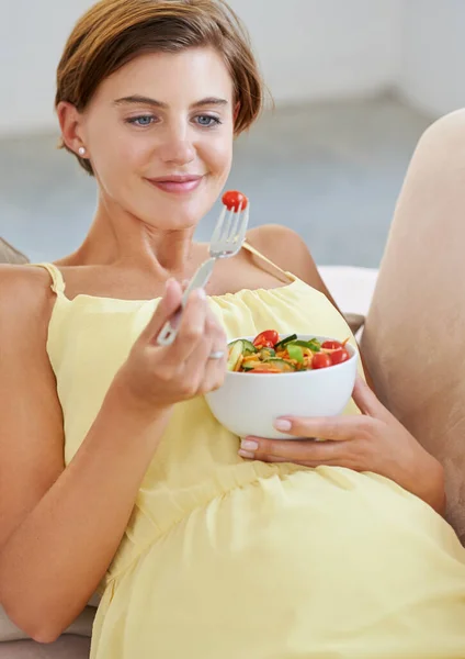 Healthy Beginnings Beautiful Pregnant Woman Relaxing Sofa While Eating Fresh — Stock Photo, Image