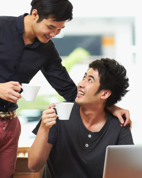 Onze Toekomst Jong Gay Paar Drinken Koffie Terwijl Zitten Met — Stockfoto