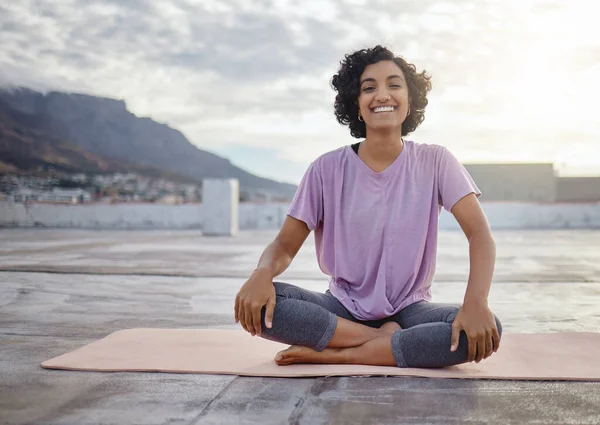 Entrenamiento Fitness Yoga Mujer Para Bienestar Salud Meta Corporal Ciudad —  Fotos de Stock