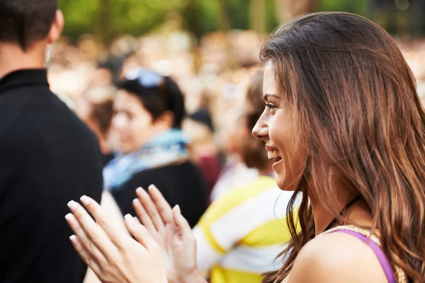 Apprécie Spectacle Une Jolie Fille Applaudit Dans Une Foule Lors — Photo