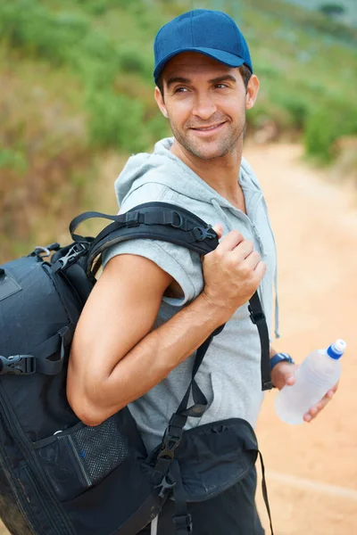 Caminho Que Percorri Jovem Caminhante Segurando Uma Garrafa Água Olhando — Fotografia de Stock