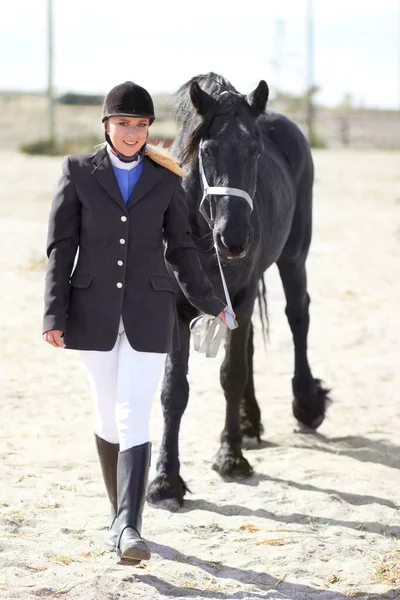 Est Animal Pour Moi Une Belle Jeune Femme Debout Côté — Photo