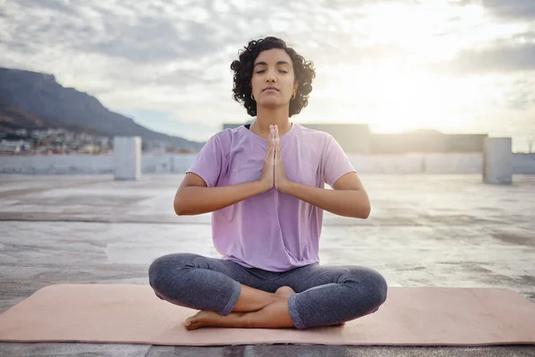 Woman Meditation Yoga Outdoor Pray Namaste Peace Zen Mindset Training — Stock Photo, Image