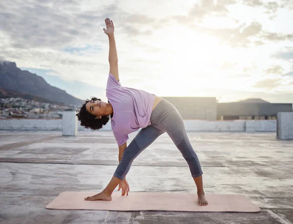 Mujer Ciudad Haciendo Yoga Ejercicio Entrenamiento Por Mañana Mujer India —  Fotos de Stock
