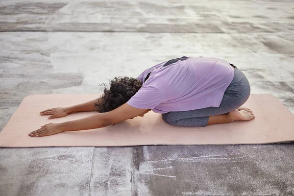 禅修瑜伽 伸展身体 在垫子上做舒适的地面锻炼 并在孩童时摆出富有灵气的印度女人的姿势 精神健康的注意 放松脊椎与姿势和平静健康的健身室 — 图库照片