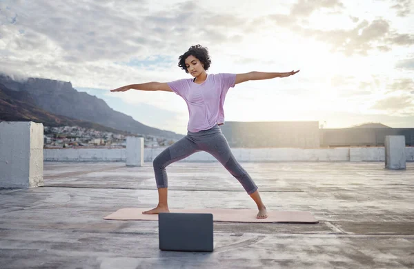 Yoga Laptop Träning Och Kvinna Utomhus Träning Med Stretching Motion — Stockfoto