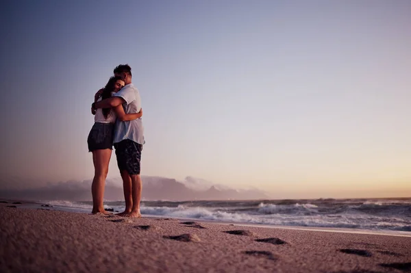 Liefde Strand Voetafdrukken Het Zand Met Paar Bij Zonsondergang Voor — Stockfoto