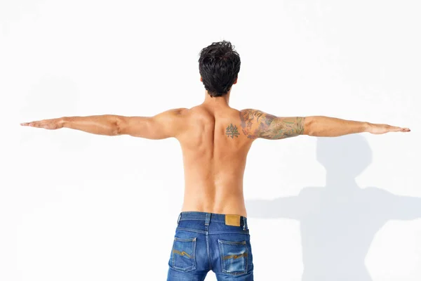 Niezły Tatuaż Przystojny Mężczyzna Plecami Kamery Ramionami Wyciągniętymi — Zdjęcie stockowe