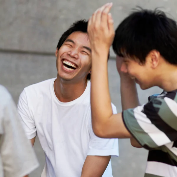 Kámo Vážně Skupina Asijských Mladíků Kteří Spolu Smějí Zatímco Sedí — Stock fotografie