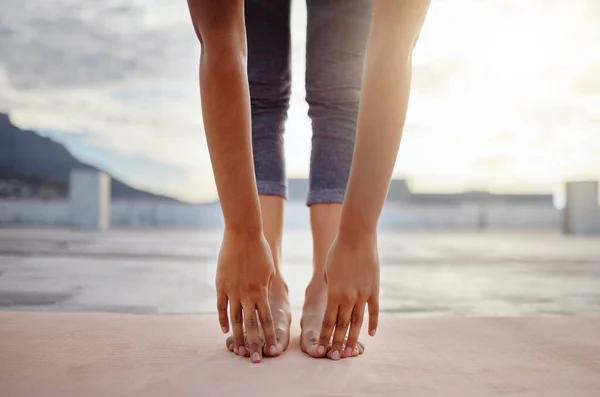 在瑜伽冥想或带有晨光镜头的户外运动中 女性的伸展 脚和腿 普拉提或有氧运动的人 受过锻炼 养成镇静自若 健康的生活方式 — 图库照片