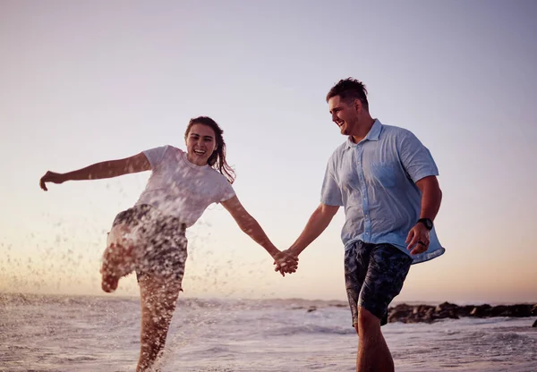 Пляжная Вода Разливается Пара Счастливые Люди Вместе Чувствуют Любовь Веселье — стоковое фото