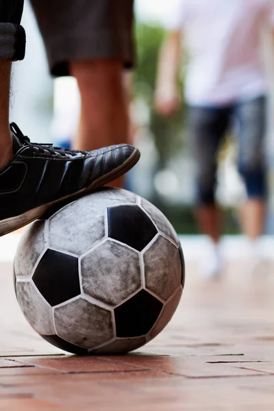 Ready Score Cropped Image Mans Foot Soccer Ball Street — Stock Photo, Image