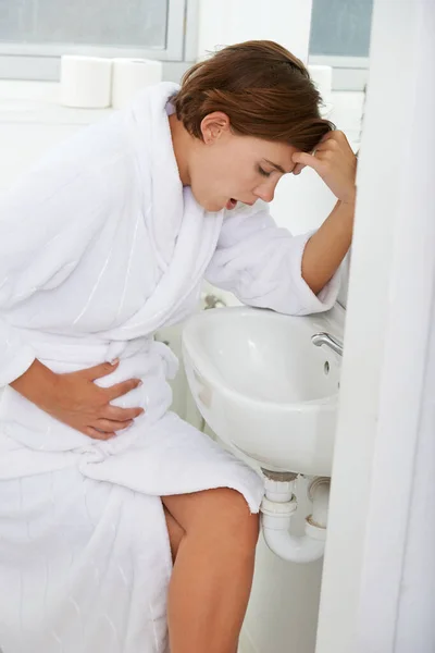 Dolore Prenatale Una Donna Incinta Che Tiene Stomaco Disagio Bagno — Foto Stock