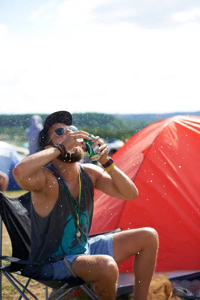 Festspielkultur Mann Betrinkt Sich Auf Seinem Zeltplatz Bei Einem Outdoor — Stockfoto