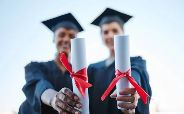 Diploma Başarı Üniversite Mezuniyetinde Ele Tutuşmak Okulda Kutlama Yapmak Gelecek — Stok fotoğraf