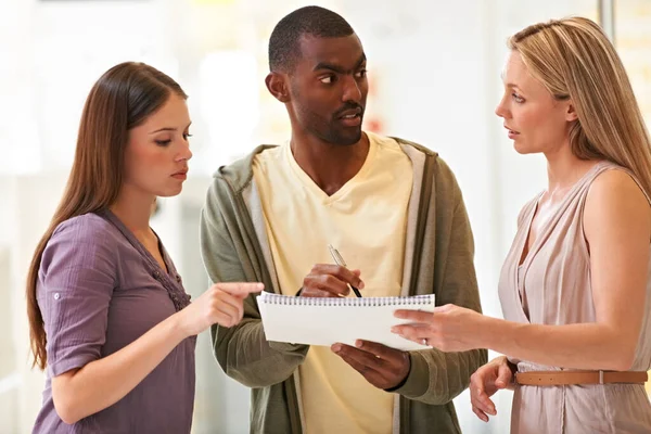 Zetten Hun Hoofden Bij Elkaar Drie Zakelijke Professionals Staan Gaan — Stockfoto