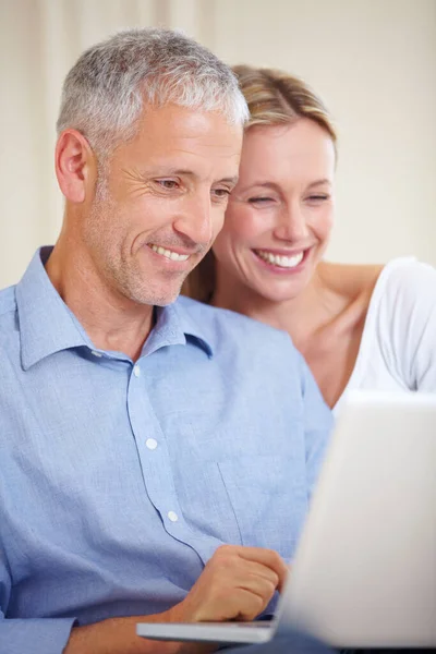 Checking What Movies Playing Married Couple Smiling While Sharing Laptop — Stock Photo, Image