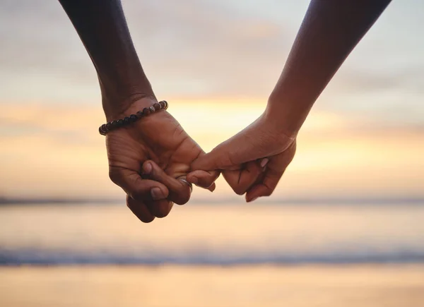 幸せな目標とサポートのために日没のカンクンの休暇でビーチでカップルと手を取り合っています ビジョンと休日のために一緒に海で黒人男性と女性と一緒に旅行 — ストック写真