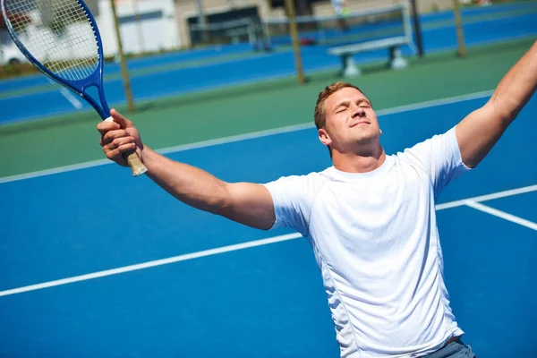 テニスのスリル テニスの試合で勝利を祝う男は — ストック写真