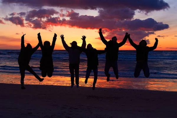 Experimentar Vitalidad Naturaleza Silueta Grupo Personas Que Saltan Playa Atardecer — Foto de Stock