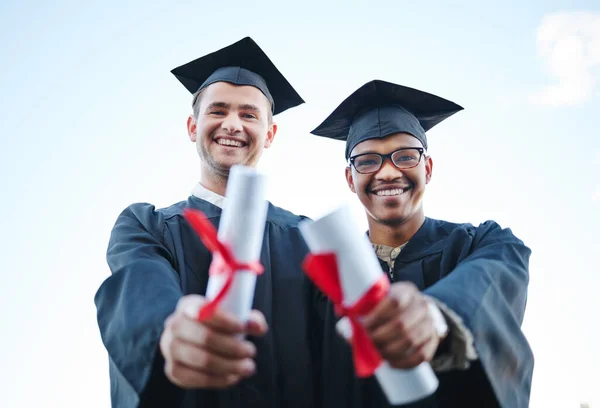 Diploma Mutluluk Üniversiteden Mezun Olan Arkadaşlar Kutlama Başarı Bilgi Için — Stok fotoğraf