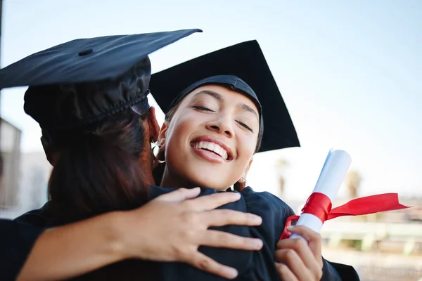 Oktatás Diploma Siker Diákok Ölelés Bizonyítvánnyal Ünneplés Látás Vagy Boldog — Stock Fotó