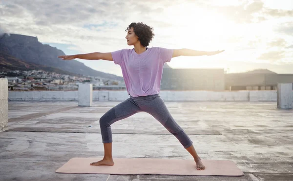 Stretching Yoga Och Pilates Kvinna Taket Utomhus För Välbefinnande Hälsosam — Stockfoto