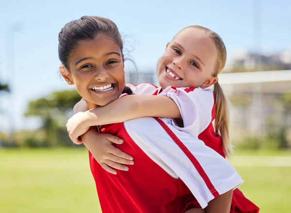 运动和足球运动员的女孩们带着快乐的笑容在室外足球场玩耍 为锻炼 锻炼和团队健身 孩子们在运动会前的幸福画像 — 图库照片