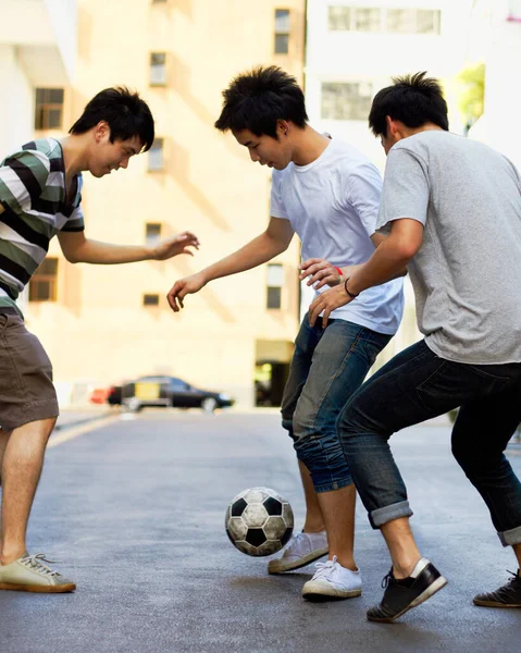 Neem Het Tegen Alle Concurrenten Een Jeugd Die Voetbal Speelt — Stockfoto