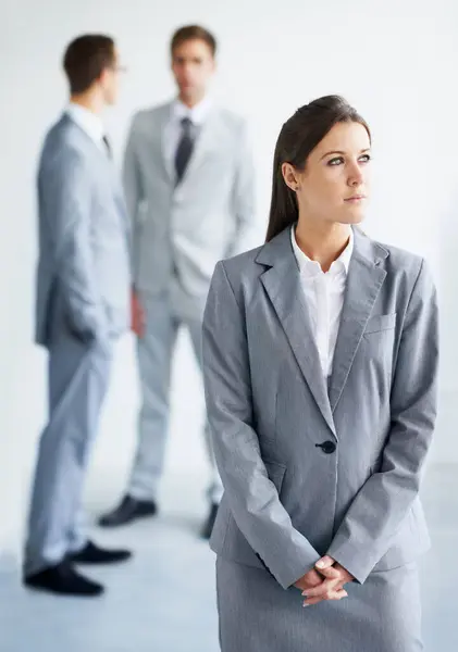 Idee Anticipare Branco Una Bella Giovane Donna Che Inventa Strategie — Foto Stock