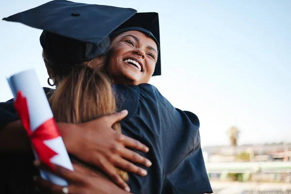 Estudantes Formatura Felizes Juntos Para Abraço Para Comemorar Faculdade Mulheres — Fotografia de Stock