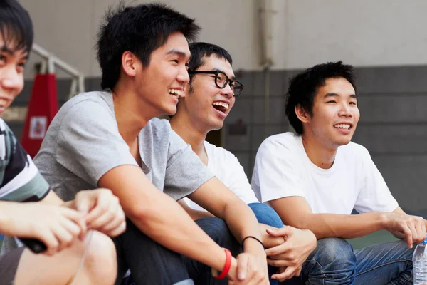 Stary Niesamowite Grupa Azjatyckich Młodzieńców Śmieje Się Razem Siedząc Świeżym — Zdjęcie stockowe