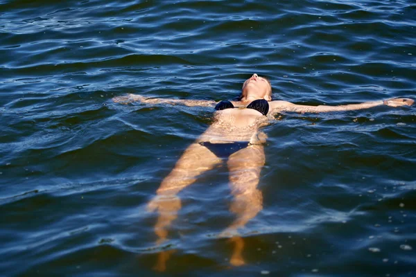 Takie Orzeźwiające Atrakcyjna Młoda Kobieta Unosząca Się Plecach Jeziorze — Zdjęcie stockowe