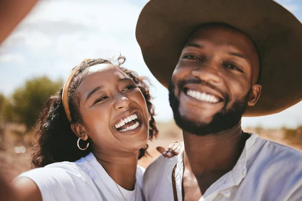 Пара Селфі Щасливі Чорні Люди Разом Природі Посмішкою Відкритому Повітрі — стокове фото