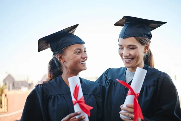 Eğitim Mezuniyetteki Arkadaşlar Kadınlar Sertifika Başarısı Konusunda Mutlu Heyecanlılar Gelecek — Stok fotoğraf