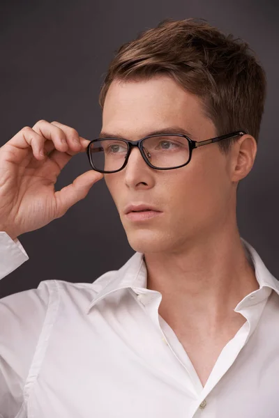 Ajustando Sus Gafas Primer Plano Joven Guapo Tocando Montura Sus —  Fotos de Stock